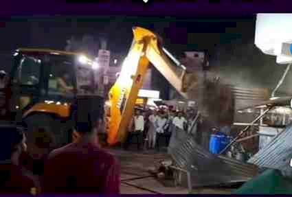 उरई में अतिक्रमण अभियान पर उठे सवाल: छोटे दुकानदारों पर कार्रवाई, बड़े होर्डिंग्स और पोल अब भी जस के तस