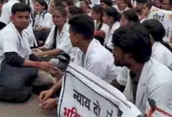 नर्सिंग छात्रों का प्रदर्शन: सीएम हाउस घेराव से पहले पुलिस ने रोका, लिखित आश्वासन पर अड़े विद्यार्थी