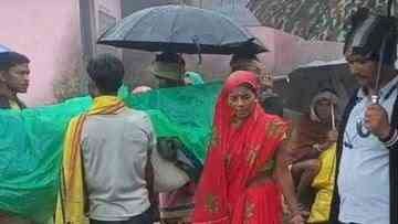 छिंदवाड़ा में विकास के दावों की खुली पोल: गर्भवती महिला को 8 किमी डोली में ढोकर अस्पताल पहुंचाया, गर्भ में बच्चे की मौत; गांव तक नहीं पहुंच सकी 108 एंबुलेंस