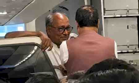 शिवराज-दिग्विजय की फ्लाइट में मुलाकात का वीडियो वायरल: कंधे पर हाथ रखकर बातचीत करते दिखे दोनों दिग्गज, सियासी गलियारों में बढ़ी हलचल