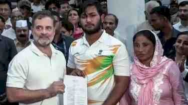 राहुल गांधी के 6 घंटे धरने के बाद झुकी दिल्ली पुलिस! पैलेट गन केस में FIR दर्ज, बोले- न्याय में ऊपर से डाली जा रही थी रुकावट