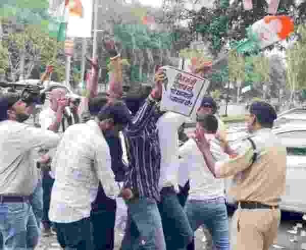 600 करोड़ की गड़बड़ी पर गरमाई MP की सियासत: वित्त मंत्री देवड़ा के बंगले पहुंचे युवा कांग्रेसी, नकली नोट उड़ाकर किया विरोध