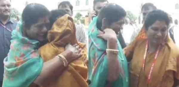 रामराजा आपको मुख्यमंत्री बना दें’—इमरती देवी ने कृष्णा गौर को गले लगाकर कही बात, MP की सियासत में मचा बवाल