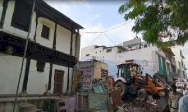 इंदौर में जर्जर मकान तोड़ते समय दीवार गिरी, 4 महिलाओं की मौत, 5 घायल; मकान मालिक गिरफ्तार,सांवेर के टशन चौराहे पर हादसे से मचा हड़कंप