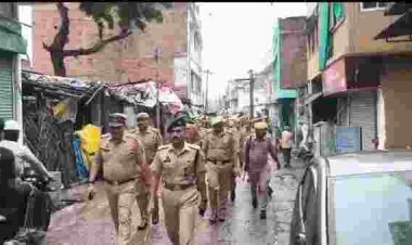उरई में अनंत चतुर्दशी और जुमे की नमाज को लेकर पुलिस का फ्लैग मार्च, सुरक्षा व्यवस्था का लिया जायजा