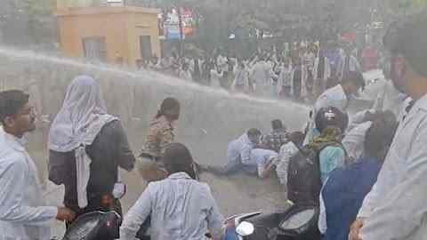 CM हाउस घेरने निकले इंटर्न डॉक्टर, 200 मीटर पहले रोका: पुलिस ने वाटर कैनन चलाया; झड़प में छात्र घायल, लाठीचार्ज का आरोप