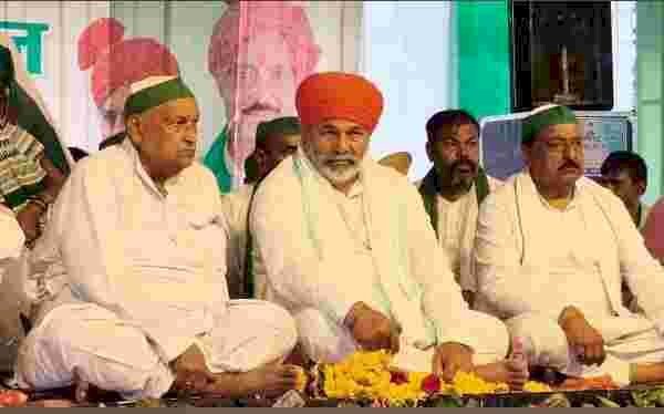उरई में राकेश टिकैत की किसान महापंचायत: बुंदेलखंड पैकेज और कर्जमाफी की मांग,फसलों के नुकसान में किसानो को पर्याप्त मुआवजा दिया जाय।