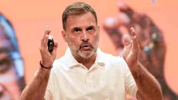 बालाघाट में राहुल गांधी का बड़ा दौरा: मृत आदिवासी बच्चों के परिवारों के बीच जमीन पर बैठे, सुनी दर्द की दास्तान; सुरक्षा को लेकर पुलिस से टकराव