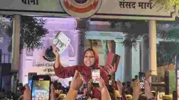 दिल्ली पुलिस पर 3 महिला पत्रकारों से बदसलूकी का आरोप, क्राइम ब्रांच को सौंपी गई जांच; FIR की मांग को लेकर घंटों प्रदर्शन