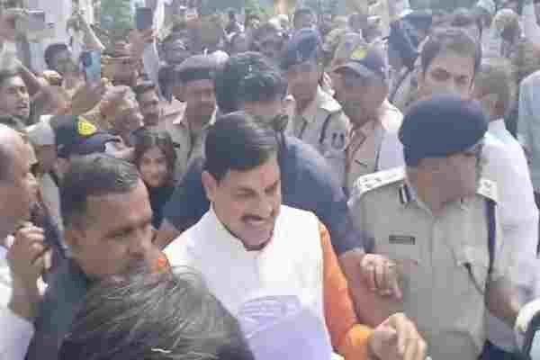अचानक सूखी फसल लेकर CM के सामने पहुंचे किसान, रोका काफिला: पांढुर्णा को सूखाग्रस्त घोषित करने और कर्ज माफी की मांग; गाड़ी से उतरकर मोहन यादव ने सुनी समस्या, सर्वे के निर्देश