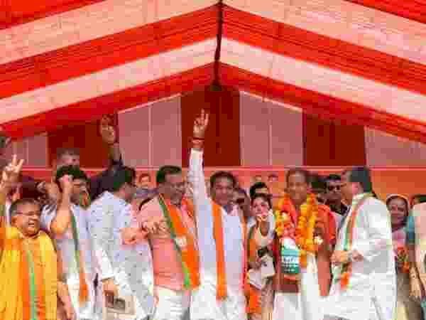 भारी लाव-लश्कर के साथ भाजपा प्रत्याशी अशोक राठौर ने दाखिल किया नामांकन