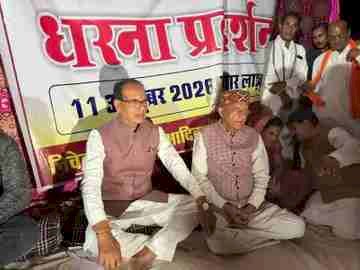 78 हजार सागौन के पौधे काटने और 31.48 हेक्टेयर जमीन पर कब्जे का दावा, जांच रिपोर्ट CM को सौंपी; प्रभावित परिवारों के साथ धरने में पहुंचे थे शिवराज-कार्तिकेय