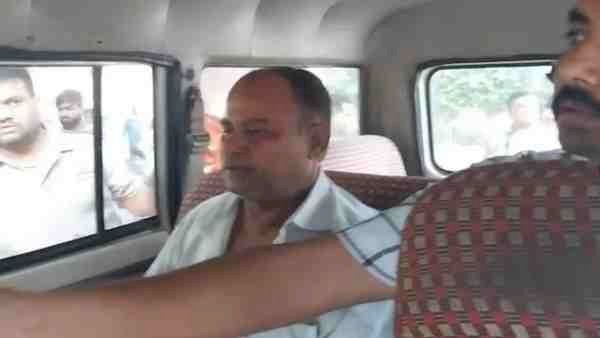 CM मोहन यादव के जाते ही GRMC डीन को जड़ा थप्पड़, ग्वालियर के जयारोग्य अस्पताल में मचा बवाल; डॉक्टरों ने आरोपी को पकड़कर पीटा, पुलिस ने छुड़ाया