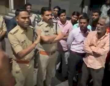 CSP विक्रम अहिरवार से VHP नेता की तीखी बहस, नागदा थाने में रात 2 बजे तक हंगामा और धरना; SI के तबादले की मांग पर गरमाया मामला