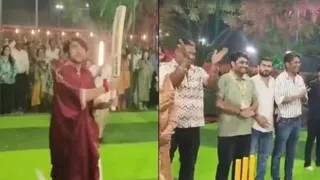 पंडित धीरेंद्र कृष्ण शास्त्री का दिखा क्रिकेट अवतार, पहली गेंद पर जड़ा छक्का; एसपी के साथ मैदान में जमकर लगाए चौके-छक्के