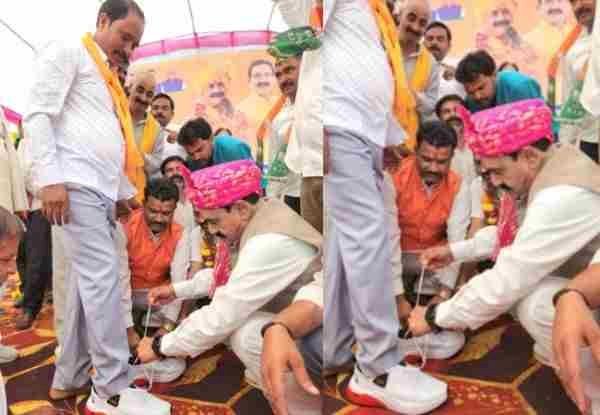 पूर्व गृहमंत्री नरोत्तम मिश्रा ने अपने हाथों से पहनाए जूते: भाजपा की जीत के बाद पूरा हुआ सुरेंद्र रावत का संकल्प, 2023 में हार के बाद लिया था नंगे पैर रहने का प्रण