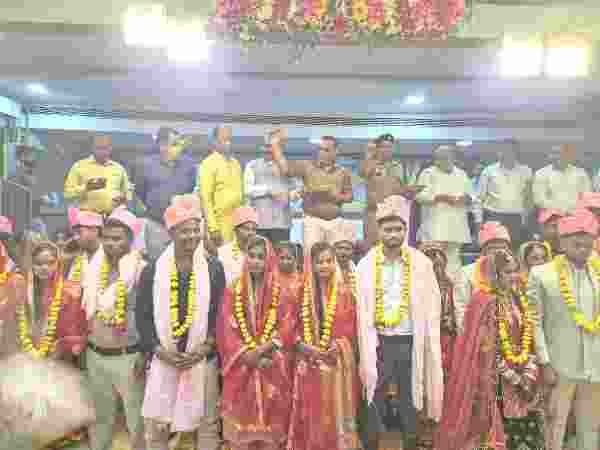 मुख्यमंत्री सामूहिक विवाह योजना के तहत 76 जोड़ों ने थामा एक-दूजे का हाथ
