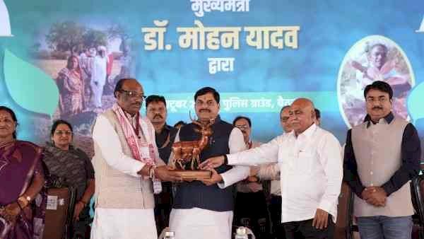 CM मोहन यादव ने राहुल गांधी पर साधा निशाना, बोले- ‘ये पप्पू है कि मानता ही नहीं, कांग्रेस का बेड़ा गर्क करके ही मानेगा’: बैतूल में 3.69 लाख तेंदूपत्ता संग्राहकों को बांटा 30 करोड़ का बोनस, 443 करोड़ के विकास कार्यों की दी सौगात
